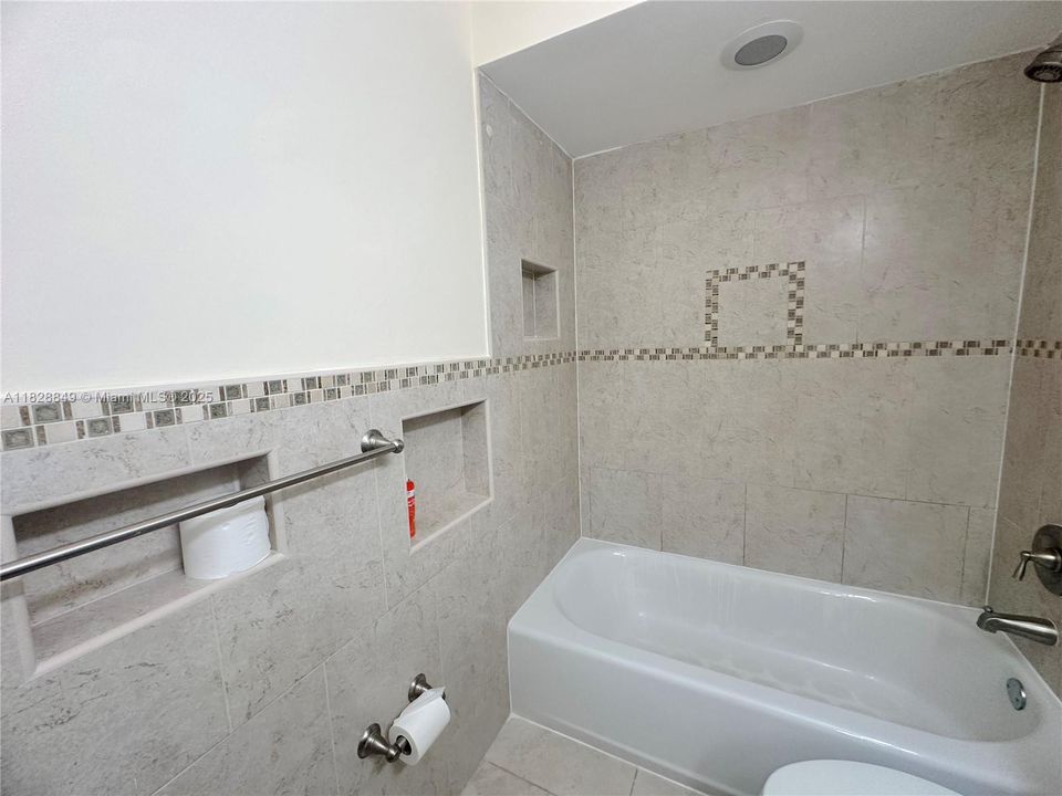 For Sale: $170,000 (1 beds, 1 baths, 690 Square Feet)