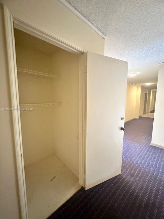 For Sale: $170,000 (1 beds, 1 baths, 690 Square Feet)