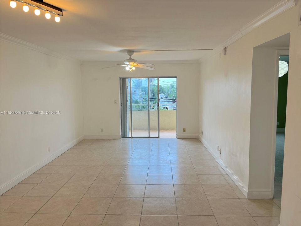 For Sale: $170,000 (1 beds, 1 baths, 690 Square Feet)