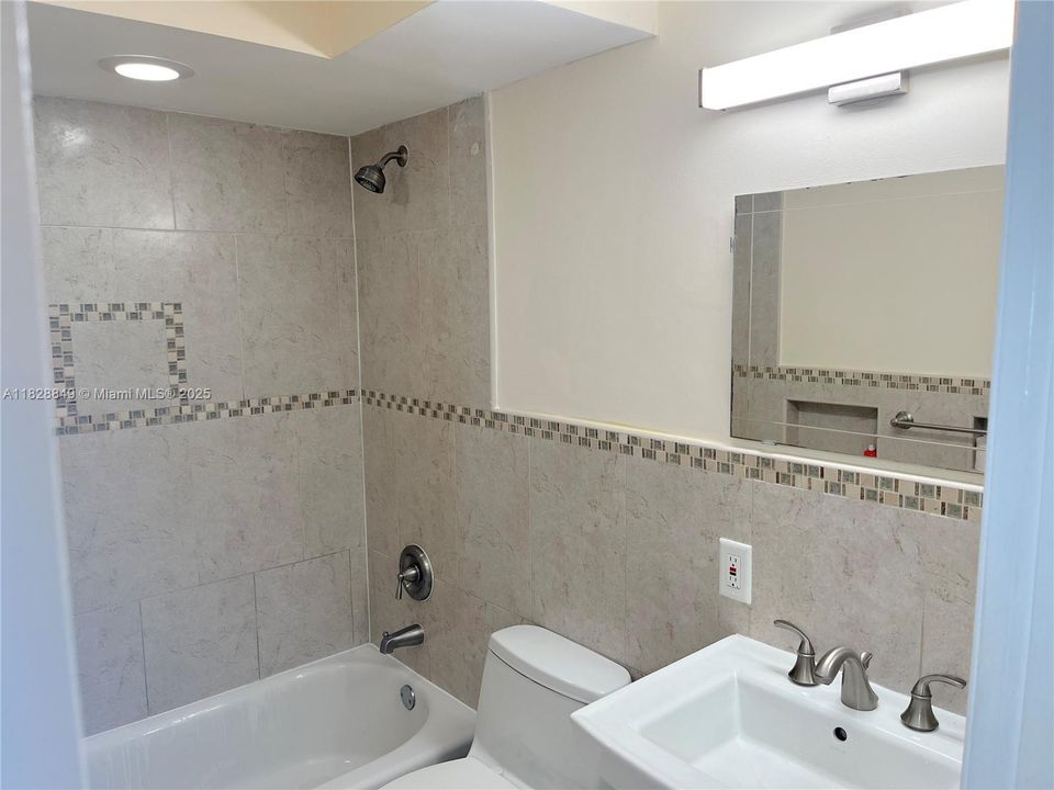 For Sale: $170,000 (1 beds, 1 baths, 690 Square Feet)