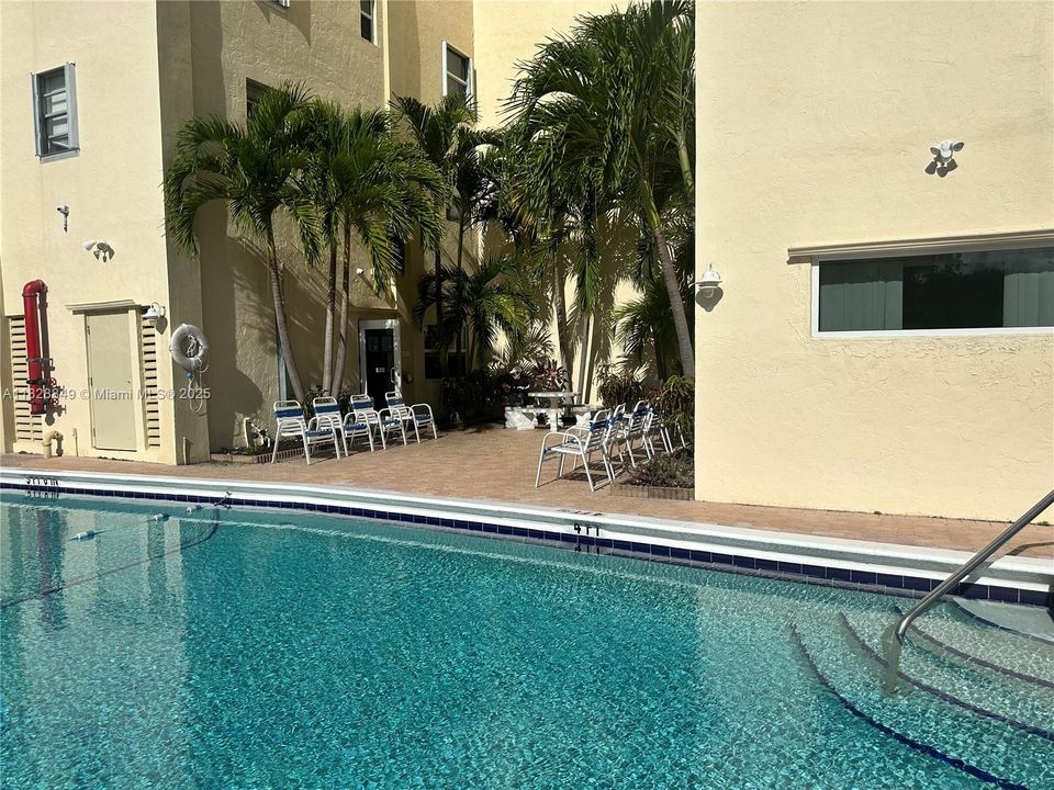 For Sale: $170,000 (1 beds, 1 baths, 690 Square Feet)