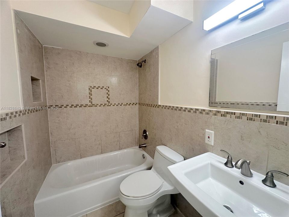 For Sale: $170,000 (1 beds, 1 baths, 690 Square Feet)