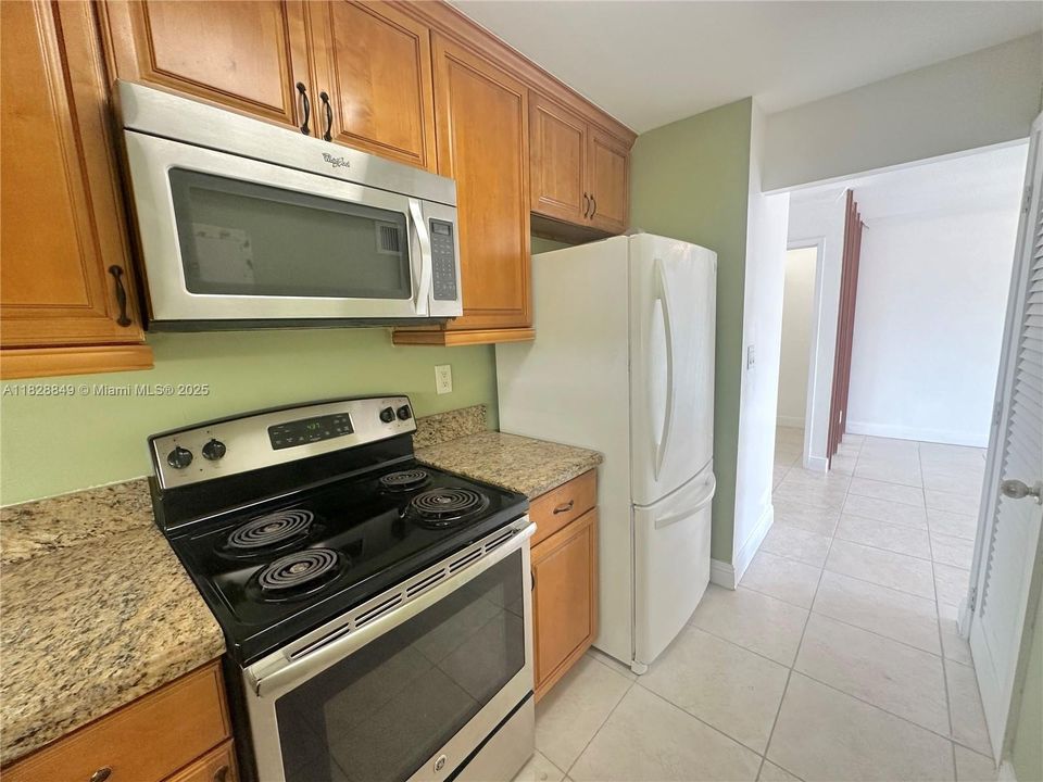 For Sale: $170,000 (1 beds, 1 baths, 690 Square Feet)