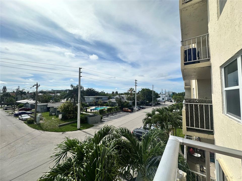 For Sale: $170,000 (1 beds, 1 baths, 690 Square Feet)