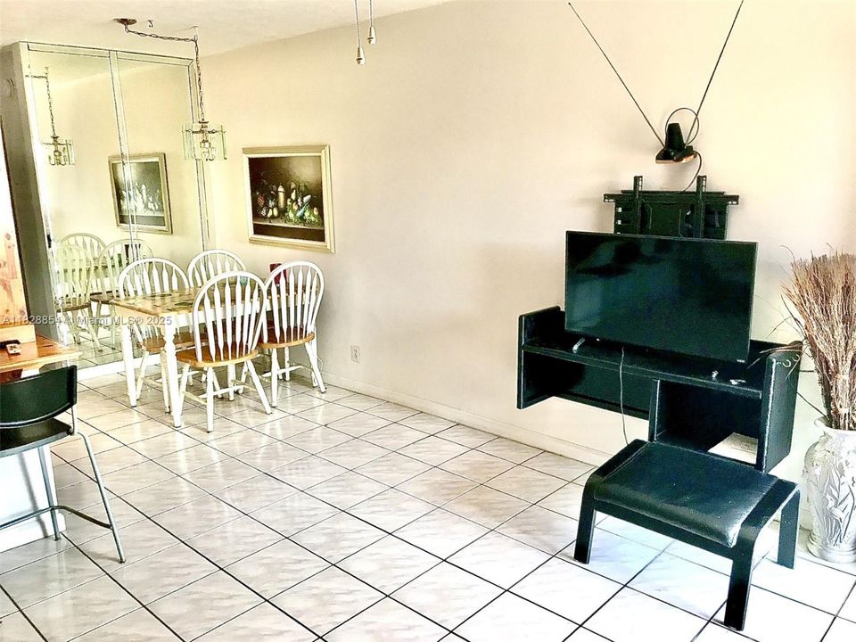 待售: $113,000 (1 贝兹, 1 浴室, 625 平方英尺)