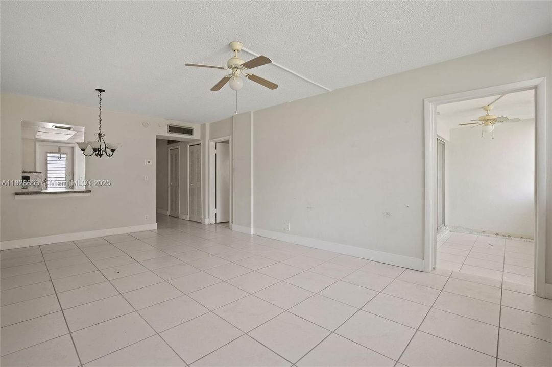 最近售出: $112,967 (1 贝兹, 1 浴室, 732 平方英尺)