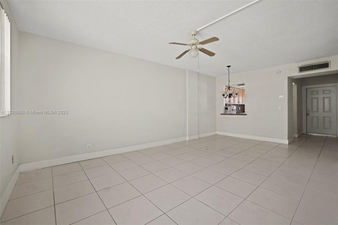 最近售出: $112,967 (1 贝兹, 1 浴室, 732 平方英尺)