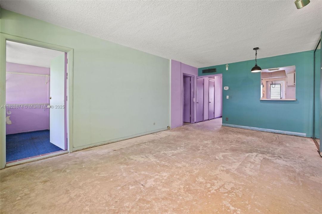 Recently Sold: $112,967 (1 beds, 1 baths, 732 Square Feet)