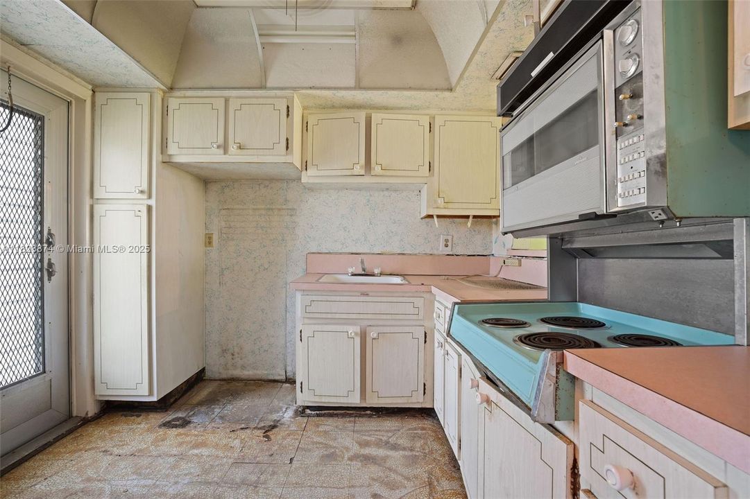 Recently Sold: $112,967 (1 beds, 1 baths, 732 Square Feet)