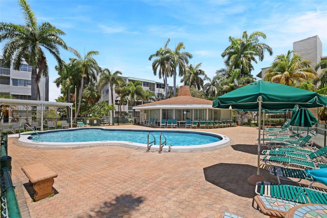 Recently Sold: $112,967 (1 beds, 1 baths, 732 Square Feet)