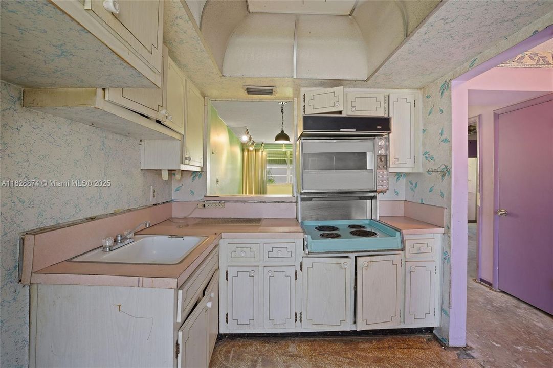 Recently Sold: $112,967 (1 beds, 1 baths, 732 Square Feet)