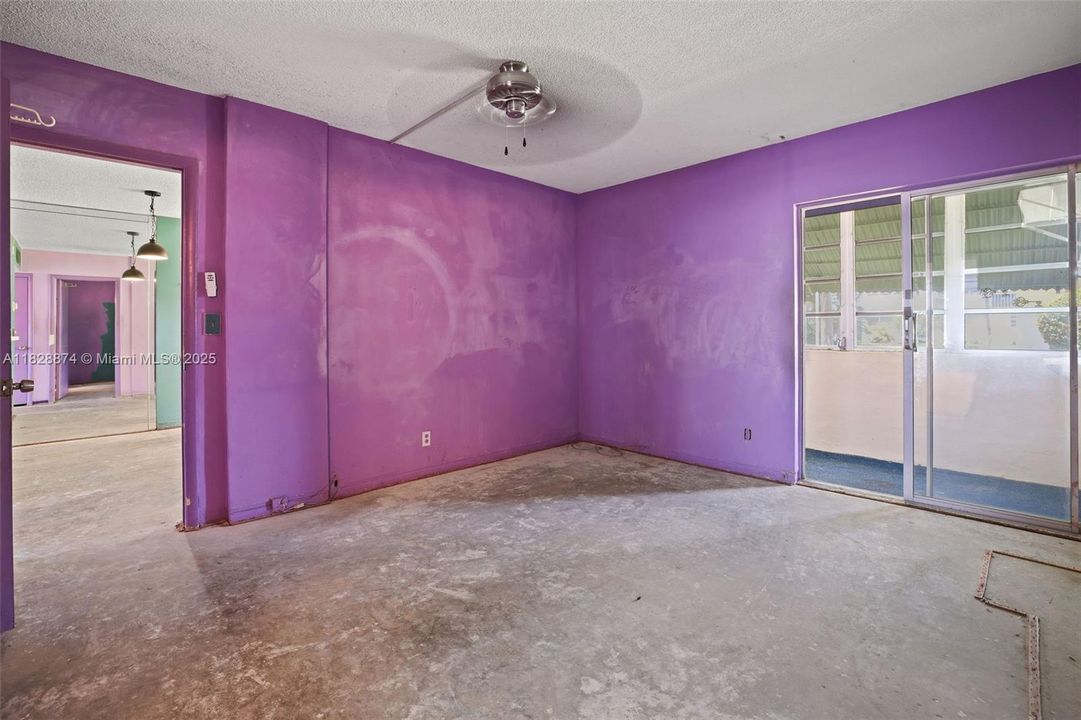 Recently Sold: $112,967 (1 beds, 1 baths, 732 Square Feet)