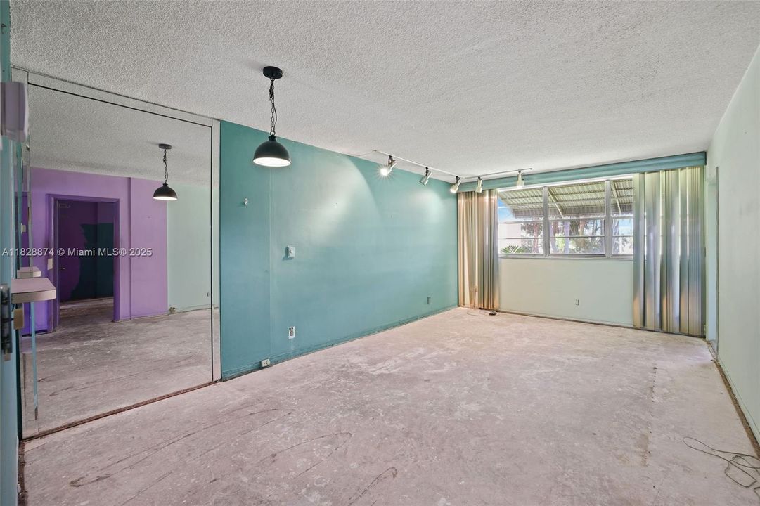 Recently Sold: $112,967 (1 beds, 1 baths, 732 Square Feet)