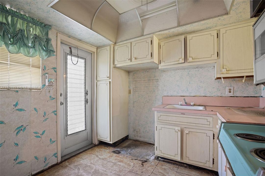 Recently Sold: $112,967 (1 beds, 1 baths, 732 Square Feet)