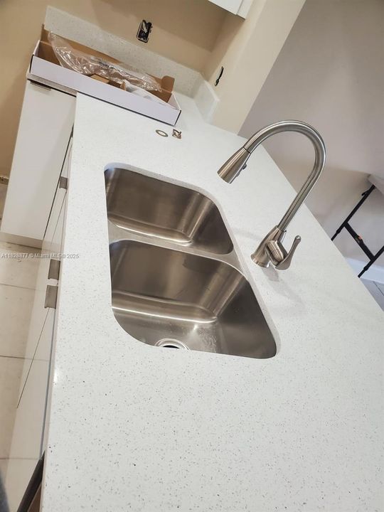 На продажу: $169,900 (1 спален, 1 ванн, 770 Квадратных фут)