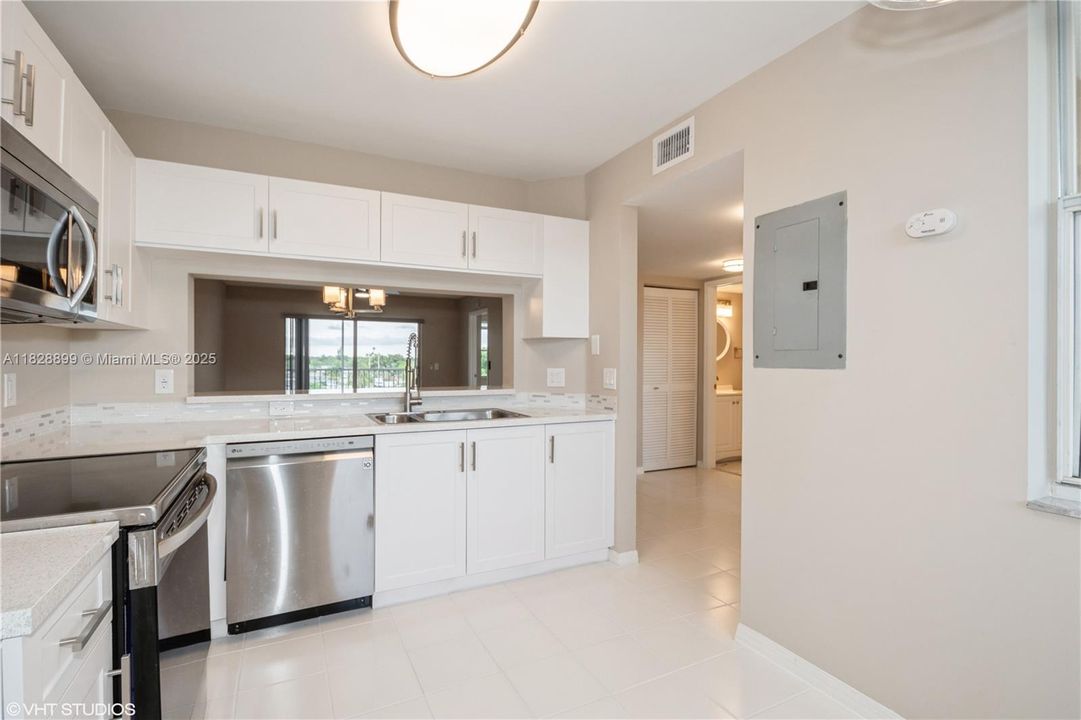Active With Contract: $169,950 (2 beds, 2 baths, 950 Square Feet)