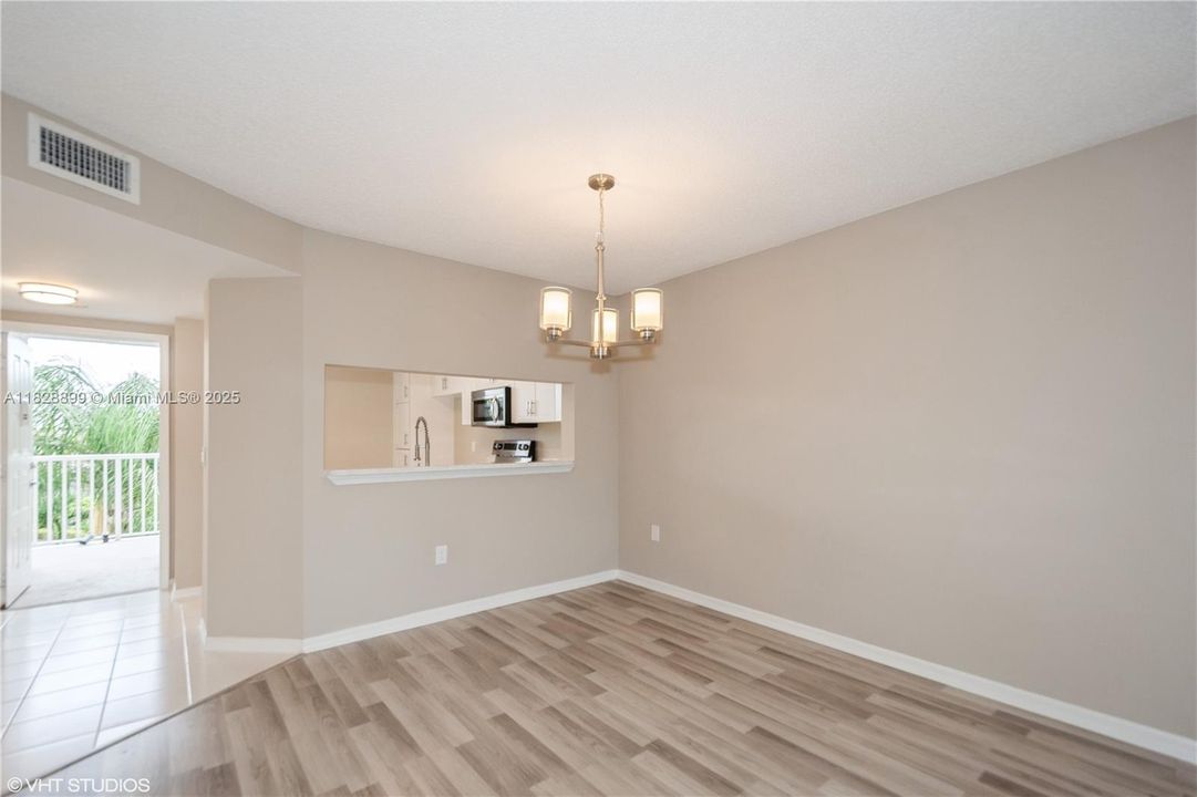 Active With Contract: $169,950 (2 beds, 2 baths, 950 Square Feet)