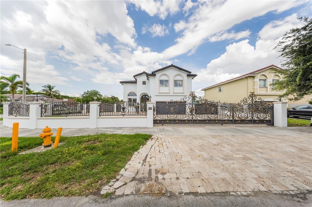 Недавно продано: $980,000 (4 спален, 3 ванн, 2351 Квадратных фут)