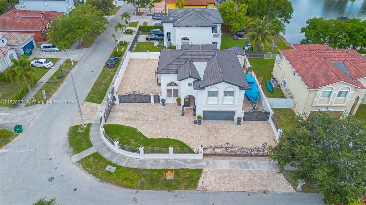 Недавно продано: $980,000 (4 спален, 3 ванн, 2351 Квадратных фут)