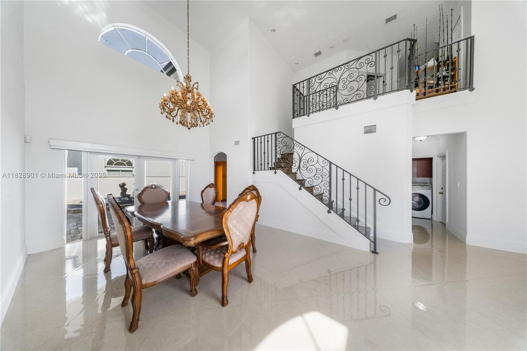 Недавно продано: $980,000 (4 спален, 3 ванн, 2351 Квадратных фут)