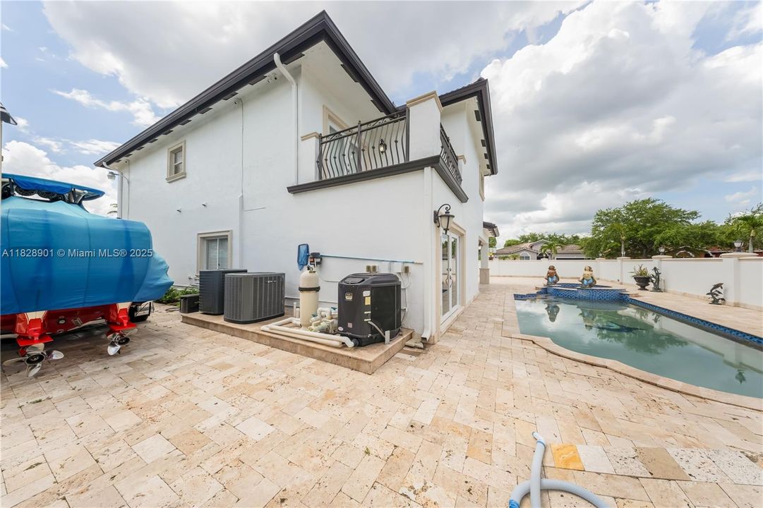 Недавно продано: $980,000 (4 спален, 3 ванн, 2351 Квадратных фут)