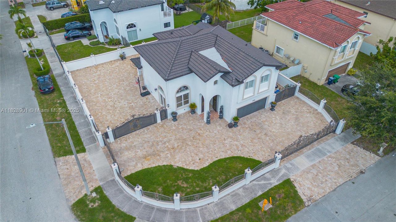 Недавно продано: $980,000 (4 спален, 3 ванн, 2351 Квадратных фут)