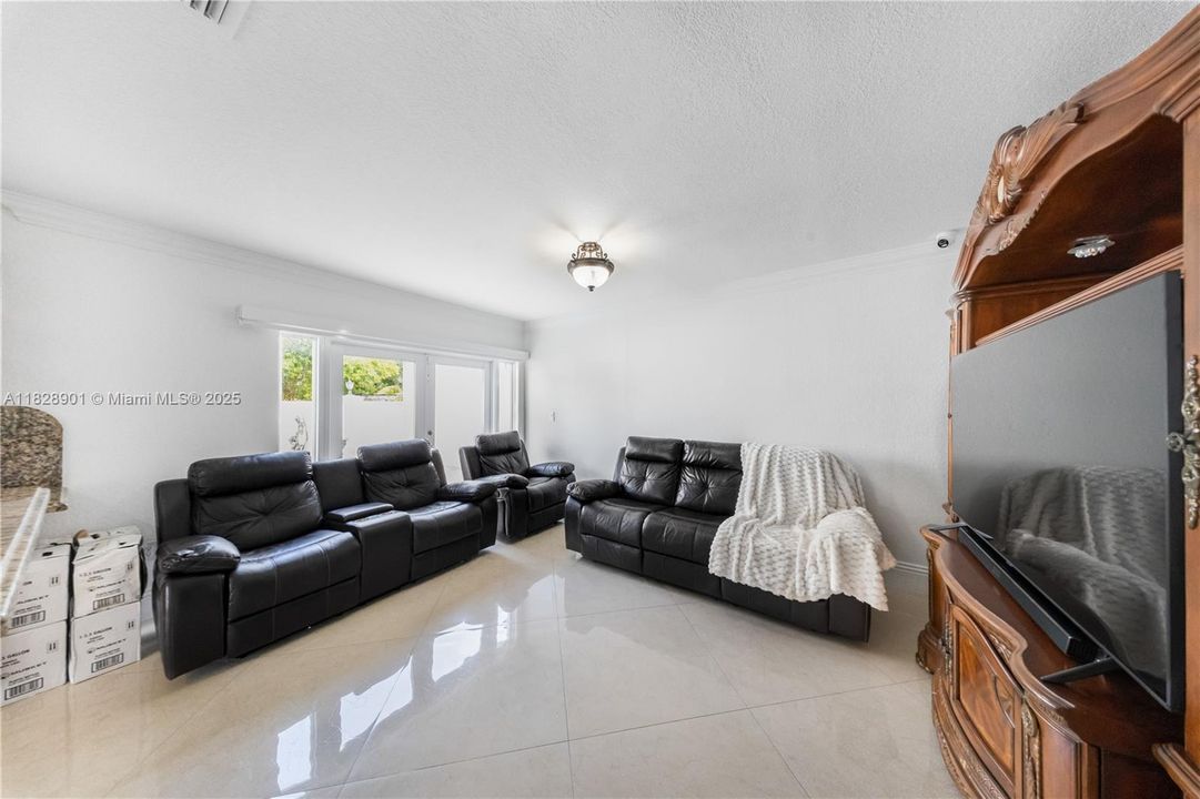 Недавно продано: $980,000 (4 спален, 3 ванн, 2351 Квадратных фут)