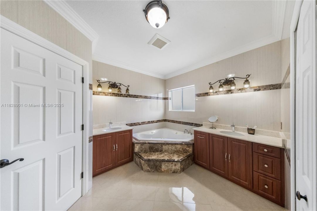 Недавно продано: $980,000 (4 спален, 3 ванн, 2351 Квадратных фут)