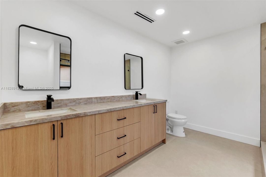 Vendido Recientemente: $779,999 (3 camas, 2 baños, 1886 Pies cuadrados)