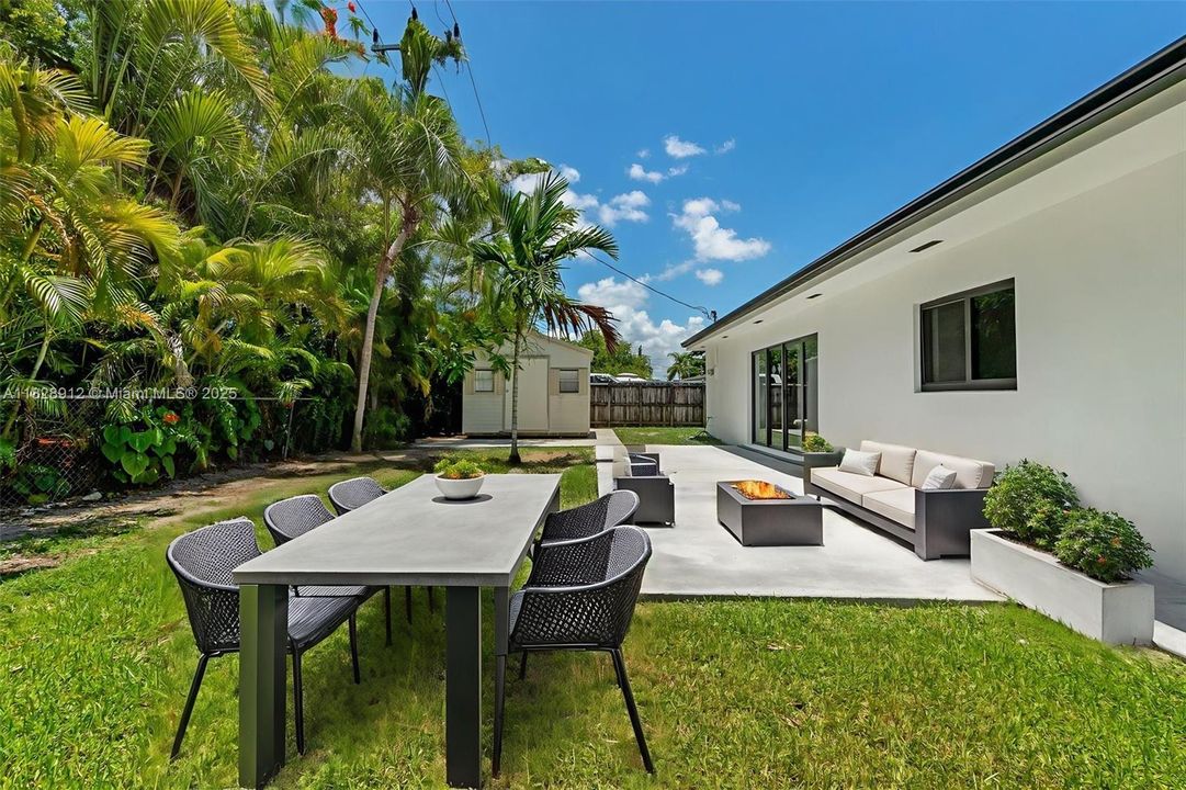 Vendido Recientemente: $779,999 (3 camas, 2 baños, 1886 Pies cuadrados)