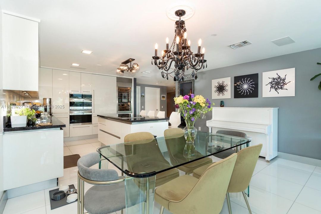 最近售出: $1,170,000 (3 贝兹, 3 浴室, 1809 平方英尺)