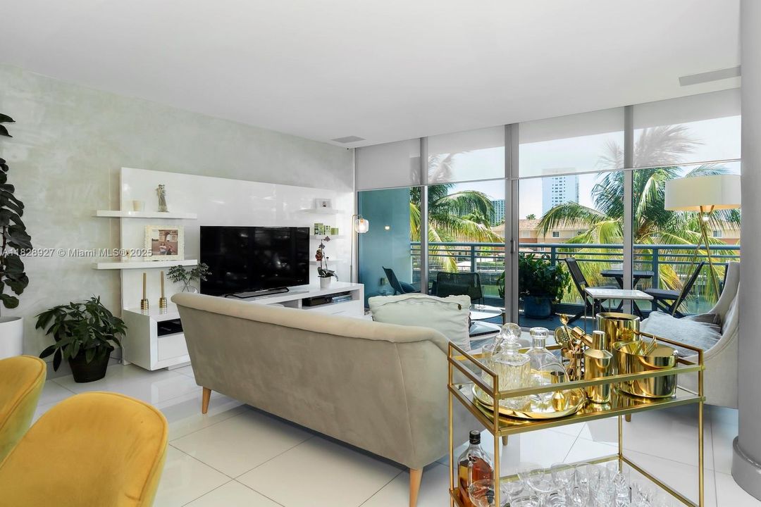 最近售出: $1,170,000 (3 贝兹, 3 浴室, 1809 平方英尺)