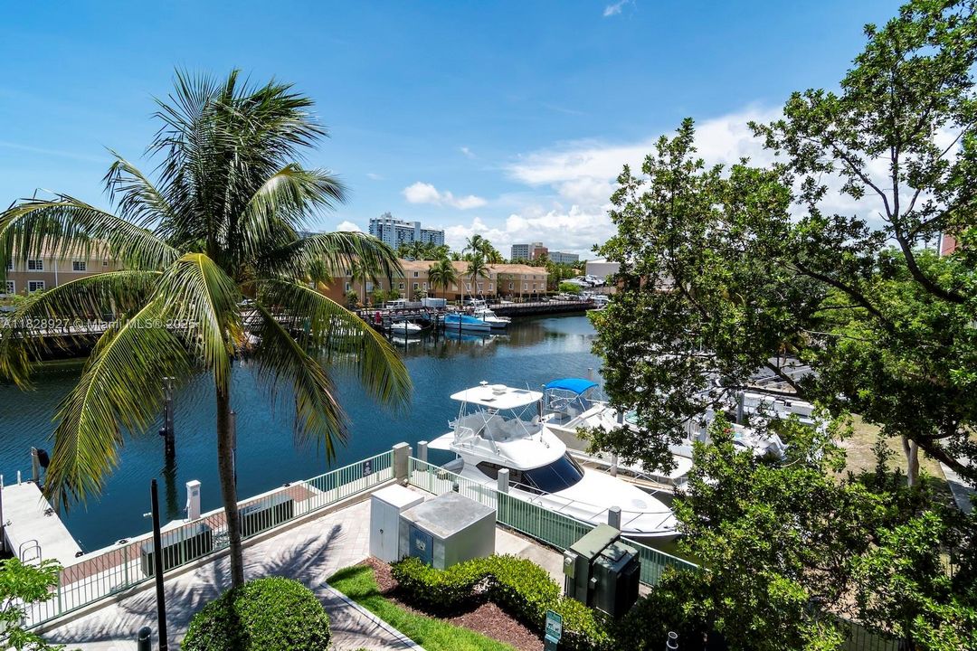 最近售出: $1,170,000 (3 贝兹, 3 浴室, 1809 平方英尺)