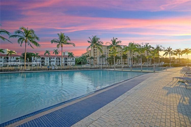 最近售出: $1,170,000 (3 贝兹, 3 浴室, 1809 平方英尺)