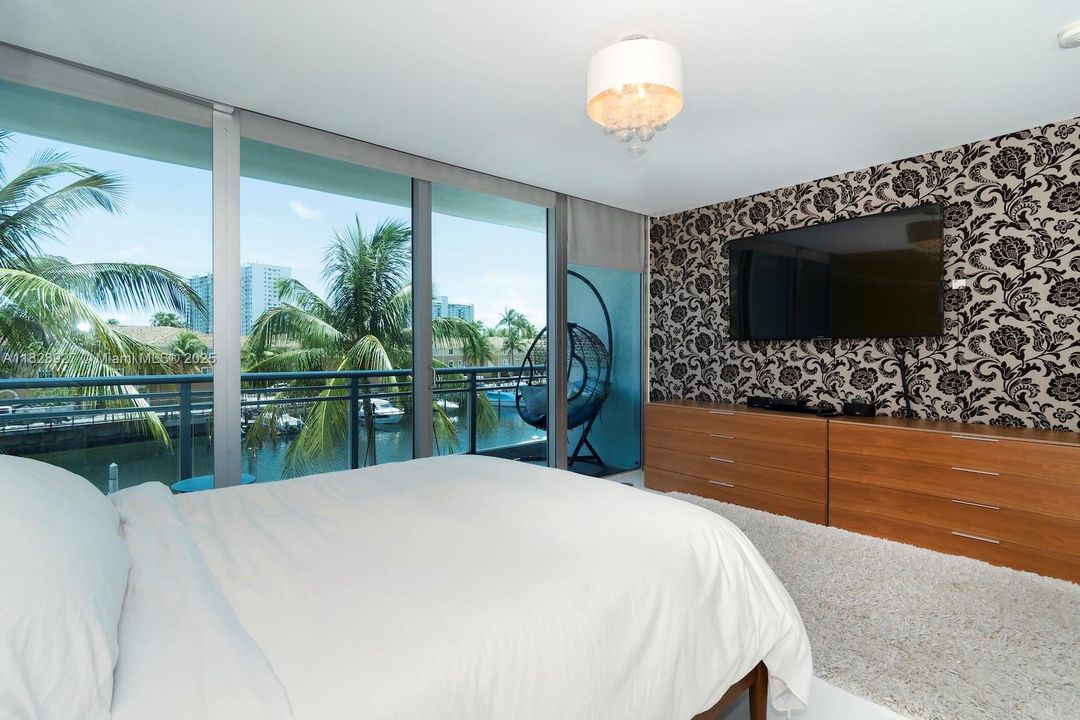 最近售出: $1,170,000 (3 贝兹, 3 浴室, 1809 平方英尺)