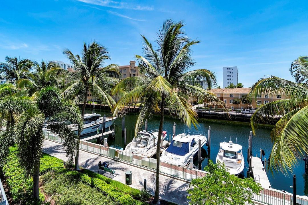 最近售出: $1,170,000 (3 贝兹, 3 浴室, 1809 平方英尺)