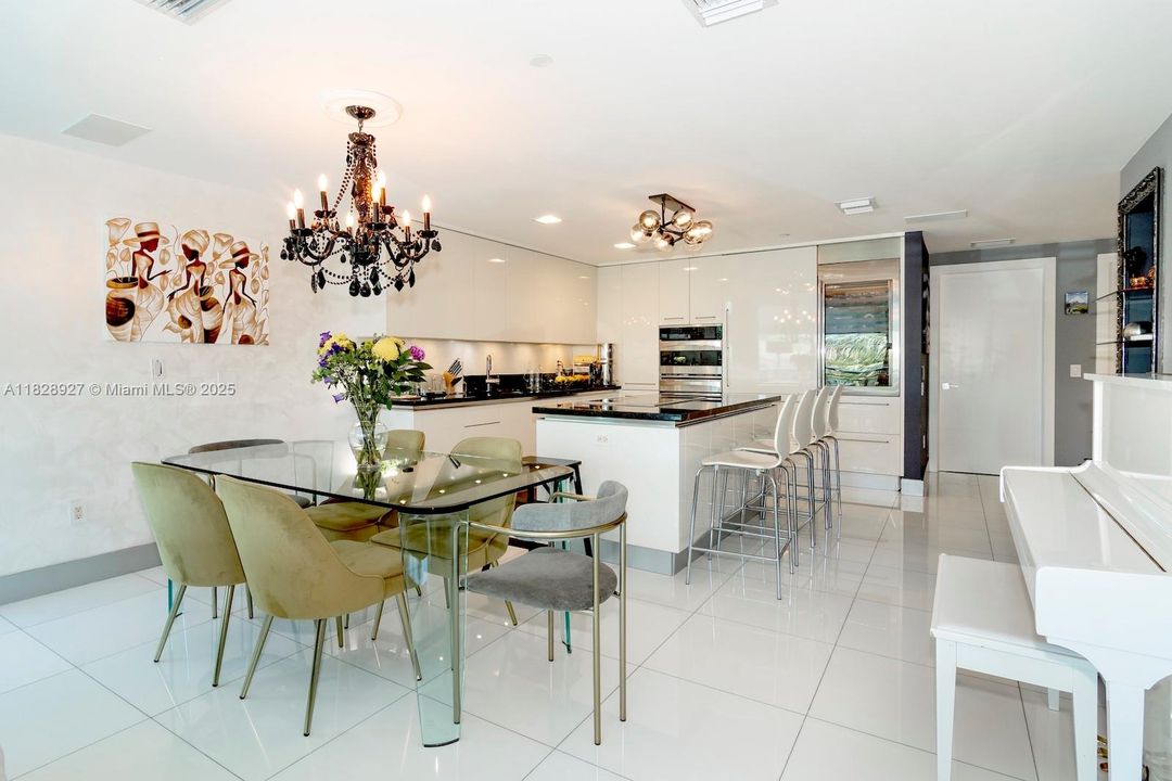 最近售出: $1,170,000 (3 贝兹, 3 浴室, 1809 平方英尺)