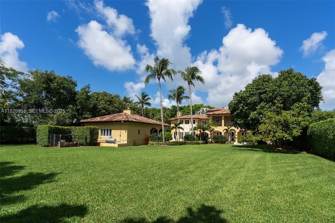 For Sale: $7,700,000 (6 beds, 7 baths, 7400 Square Feet)