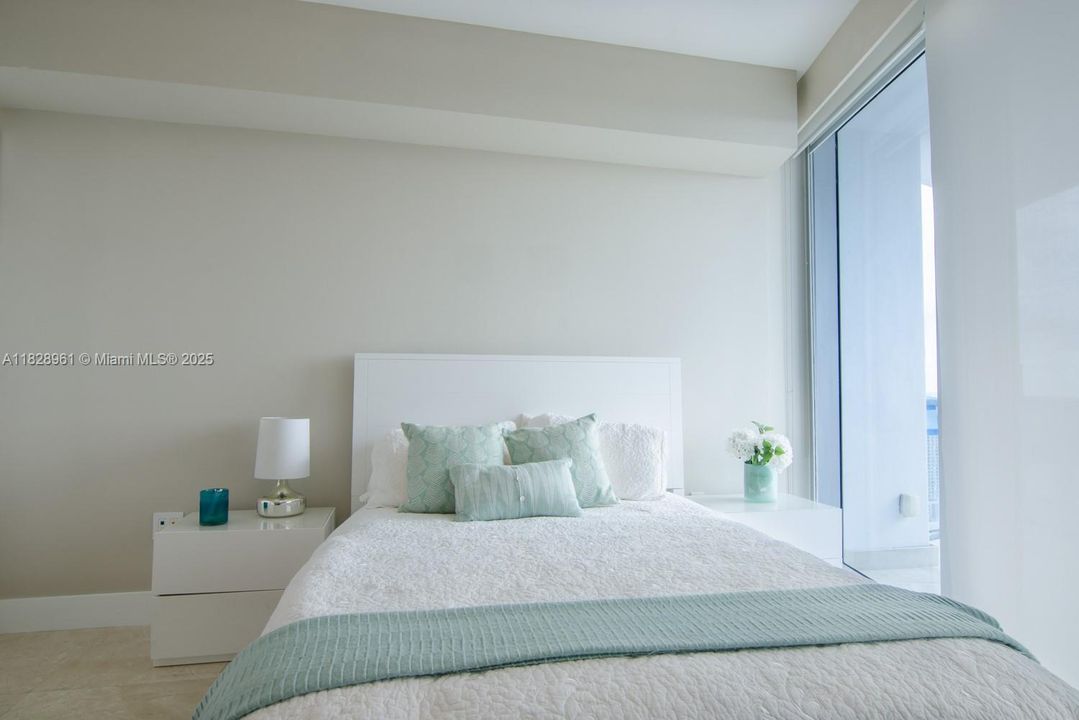 Под контрактом: $11,000 (3 спален, 3 ванн, 1927 Квадратных фут)