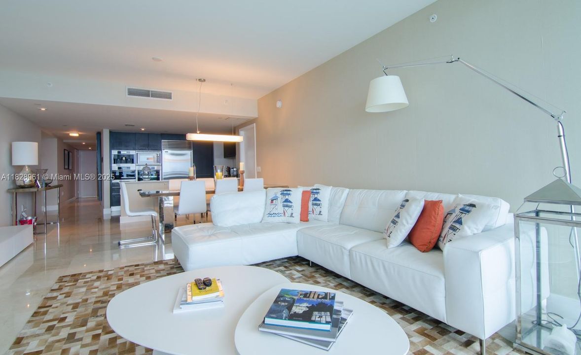 Под контрактом: $11,000 (3 спален, 3 ванн, 1927 Квадратных фут)