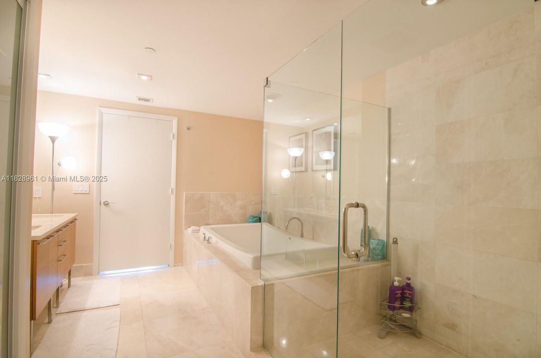 Под контрактом: $11,000 (3 спален, 3 ванн, 1927 Квадратных фут)