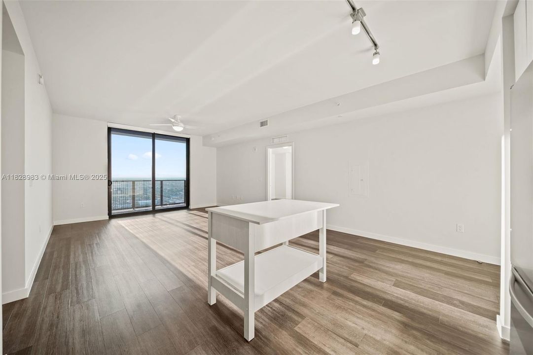 Recently Rented: $3,461 (2 beds, 2 baths, 1212 Square Feet)