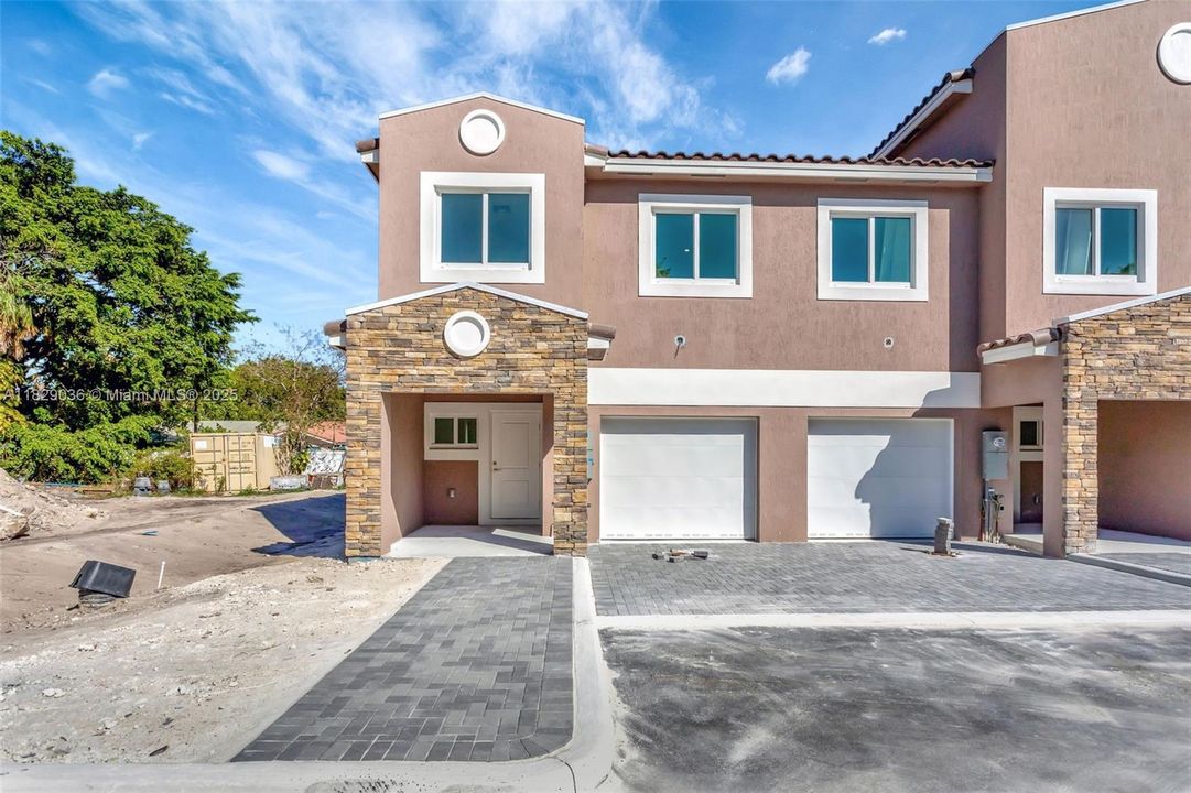 合同活跃: $698,100 (3 贝兹, 2 浴室, 1633 平方英尺)