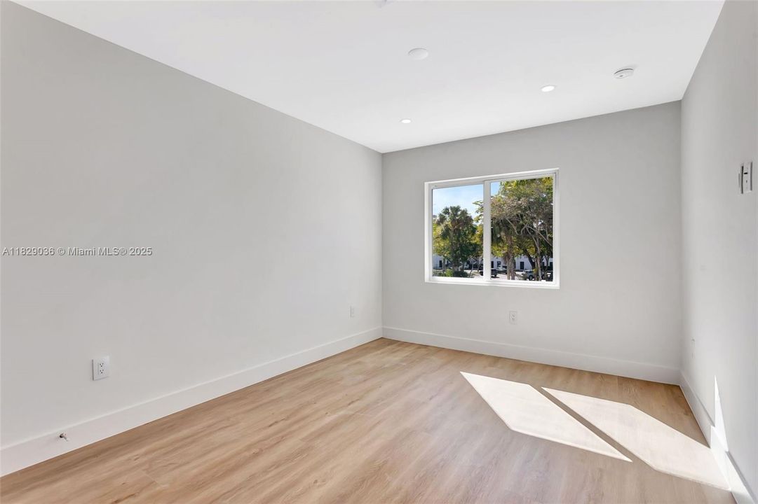 合同活跃: $698,100 (3 贝兹, 2 浴室, 1633 平方英尺)