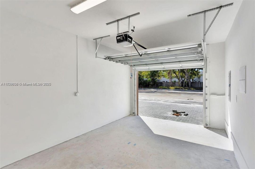 合同活跃: $698,100 (3 贝兹, 2 浴室, 1633 平方英尺)