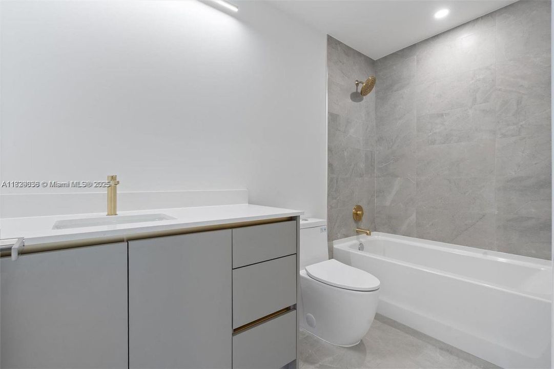 合同活跃: $698,100 (3 贝兹, 2 浴室, 1633 平方英尺)