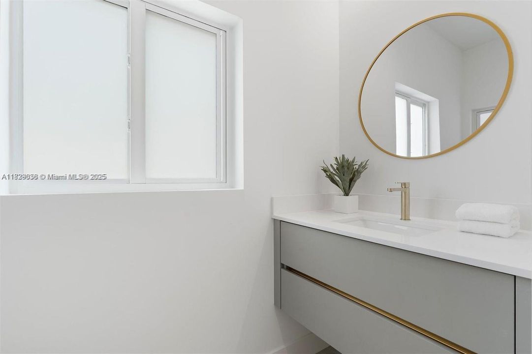 合同活跃: $698,100 (3 贝兹, 2 浴室, 1633 平方英尺)