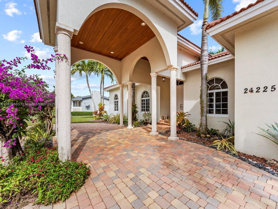 Recientemente alquilado: $4,800 (5 camas, 4 baños, 2722 Pies cuadrados)