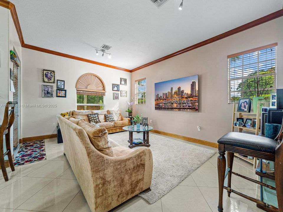 Recientemente alquilado: $4,800 (5 camas, 4 baños, 2722 Pies cuadrados)