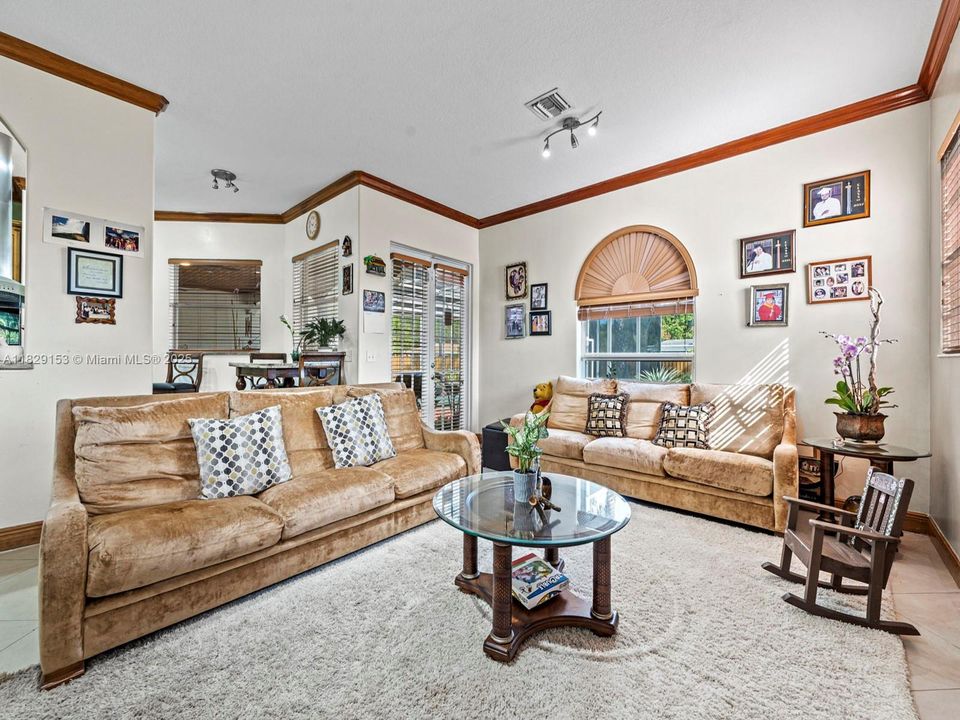 Recientemente alquilado: $4,800 (5 camas, 4 baños, 2722 Pies cuadrados)